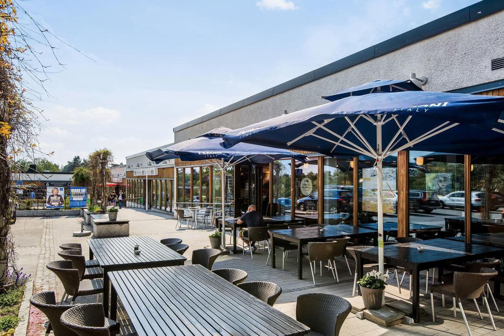 Lidingö Saluhall på Skärsätra Torget i direkt närområde med luncher samt after work