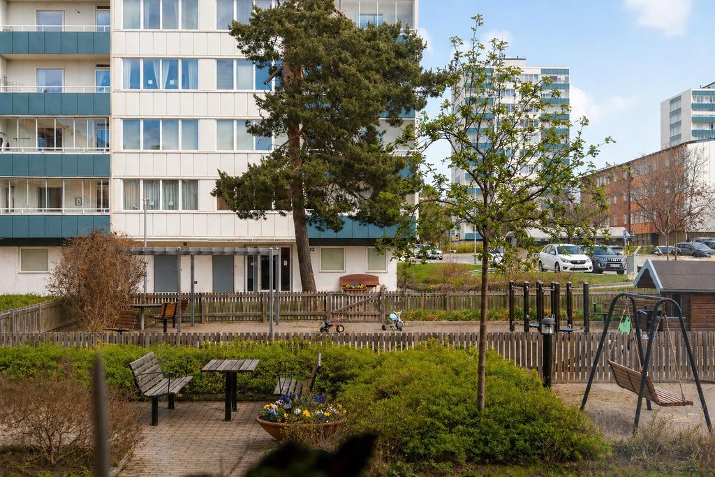 Mysig och bilfri innergård direkt intill husknuten