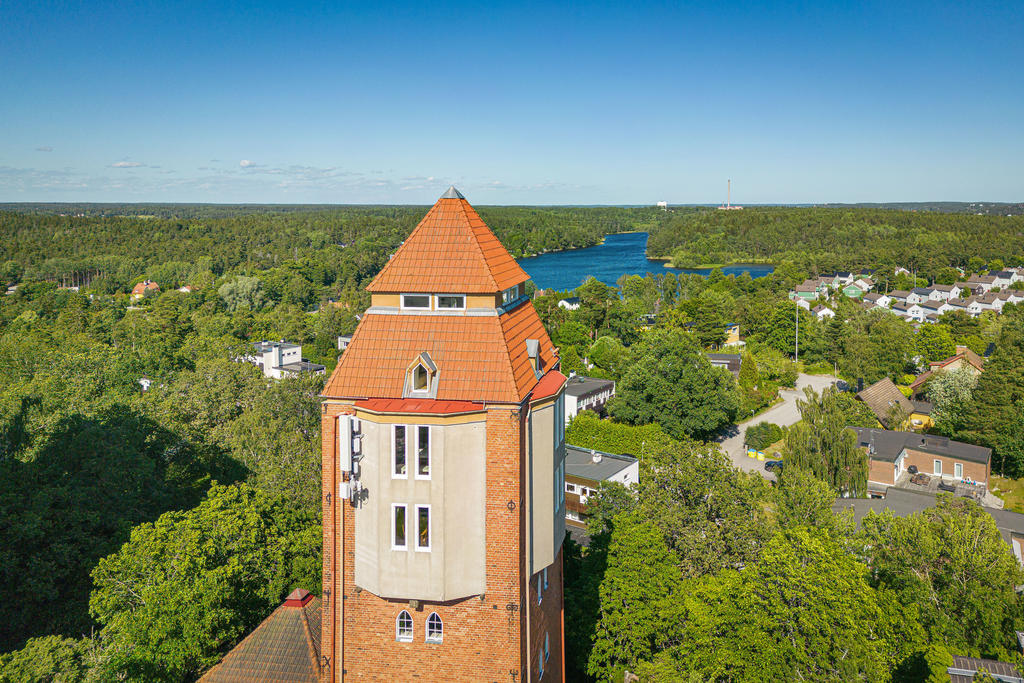 Områdets Vattentorn med  Kottlasjön i fonden