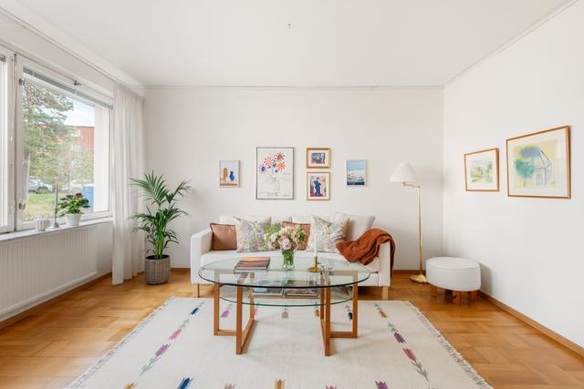 Varmt välkommen till denna hemtrevliga 2:a på Pyrolavägen 40 i Lidingö