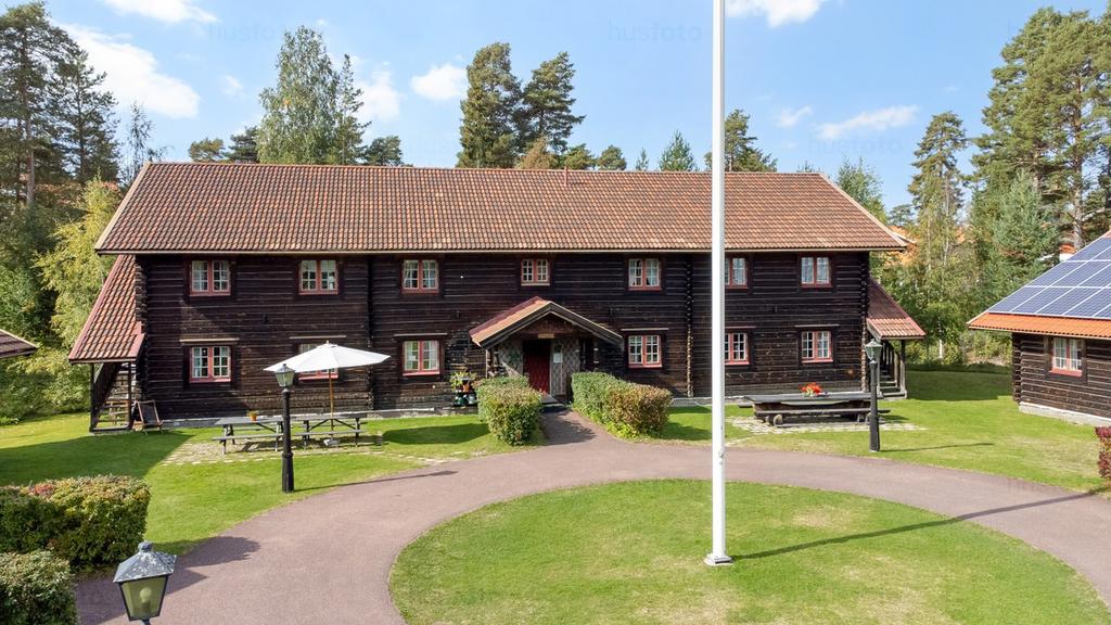 Här möts du av huvudbyggnaden där gäster välkomnas in, samt en separat lägenhet med egen ingång.