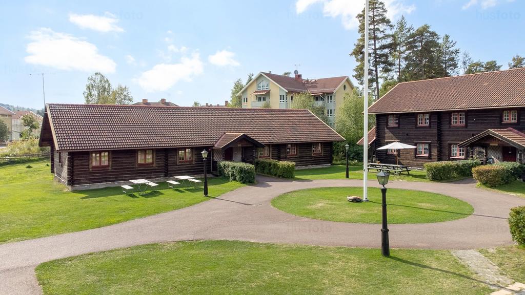 På fastigheten finns även två identiska byggnader som ramar in gården och erbjuder 8 sovrum vardera, gemensamtkök samt praktiska dusch- och wc-utrymmen.