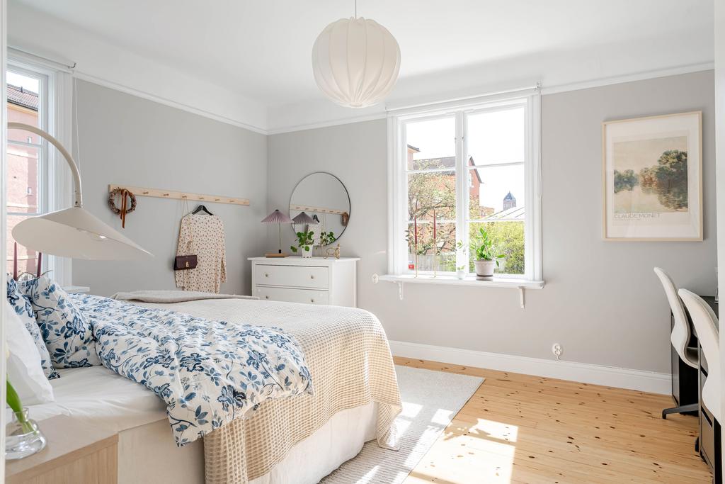 Sovrum 3 med fönster i två väderstreck