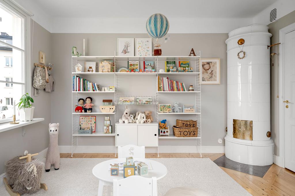 Sovrum 1 med kakelugn