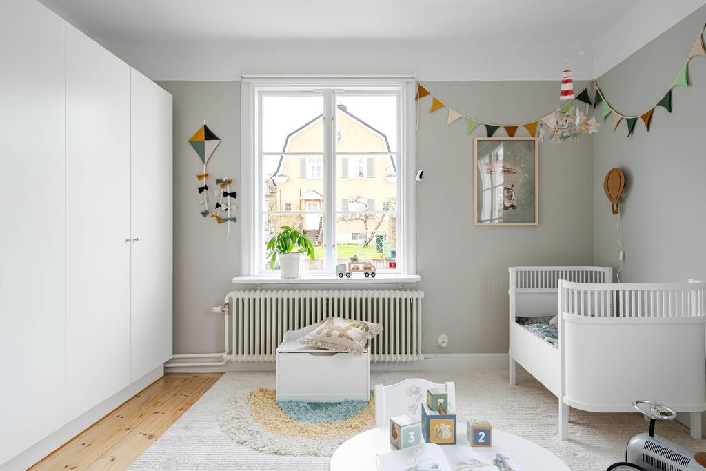 Sovrum 1 med fyra garderober