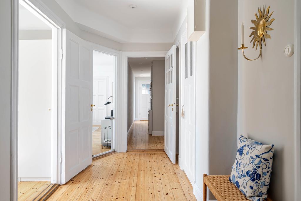 Hallen välkomnar in i bostaden