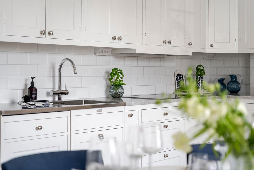 Luckor med speglar och kromade beslag samt rostfri diskbänk i ett stycke