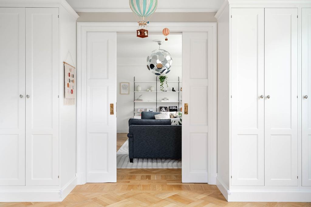 Dubbla dörrar in från sovrum/bibliotek