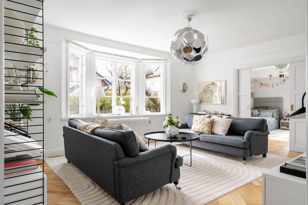 Vackert burspråk i vardagsrummet