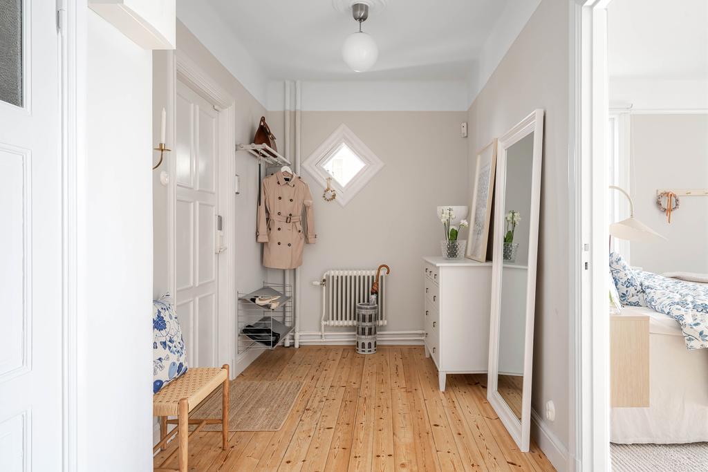 Entréhall med vackert fönster 