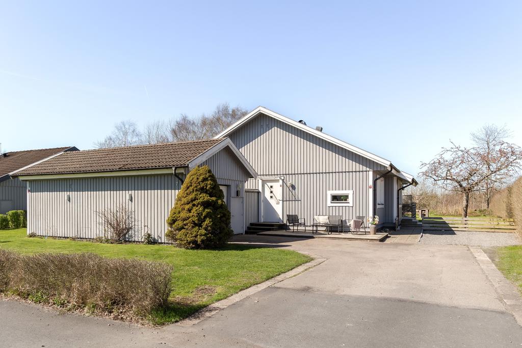 Asfalterad uppfart - uteplats i söderläge