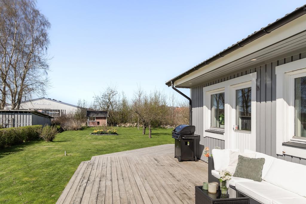 Trädgården är omgärdad av insynsskyddade häckar - här finns flera fruktträd