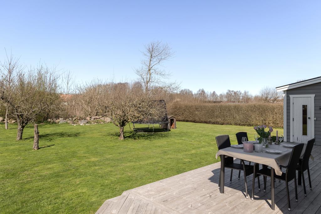 Trädgården är omgärdad av insynsskyddade häckar - här finns flera fruktträd