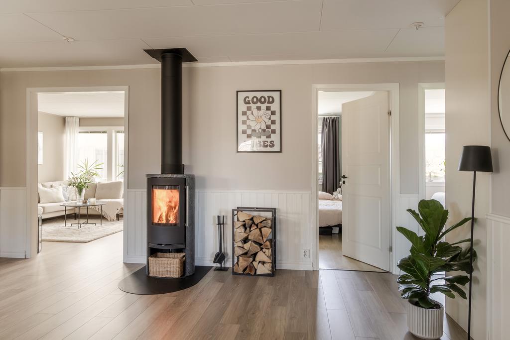 Allrum- matplats med en mysig kamin!