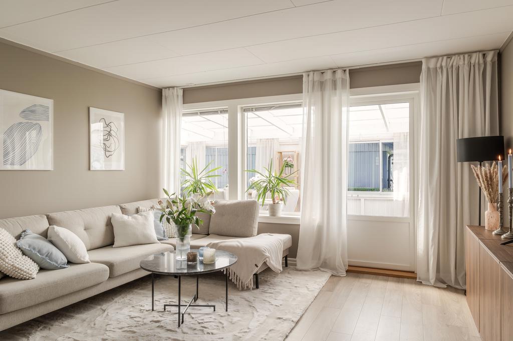 Vardagsrum (avdelat med extra sovrum). Utgång till uterummet