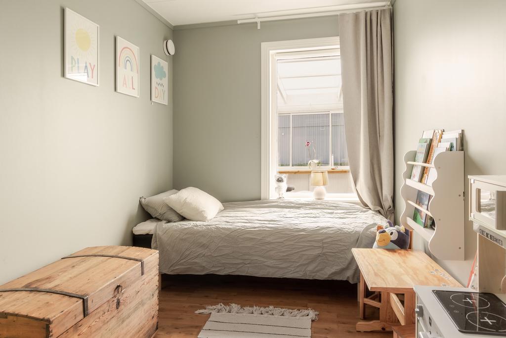 Lilla sovrummet intill vardagsrummet