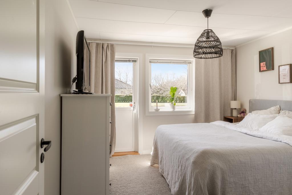 Stora sovrummet - utgång till terrassen