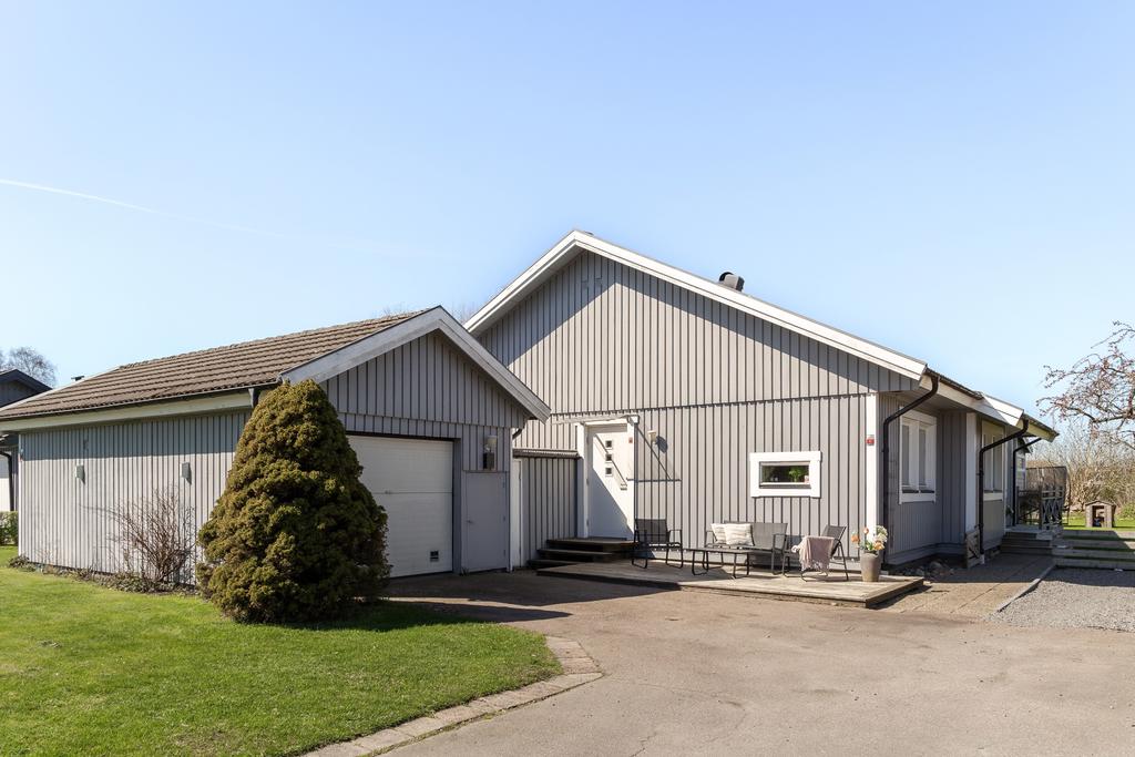 Asfalterad uppfart - uteplats i söderläge