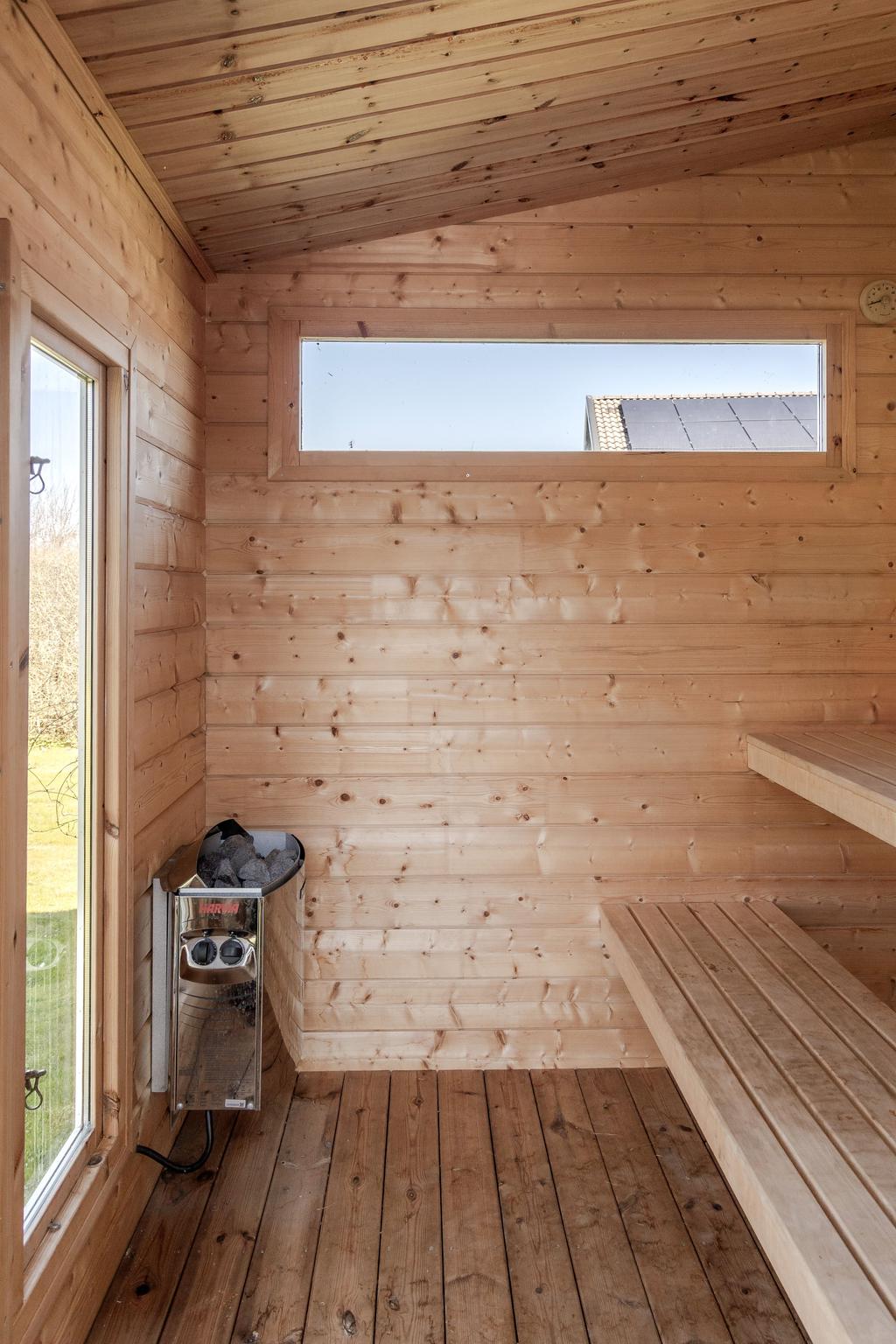 Fristående bastu som är placerad på terrassen