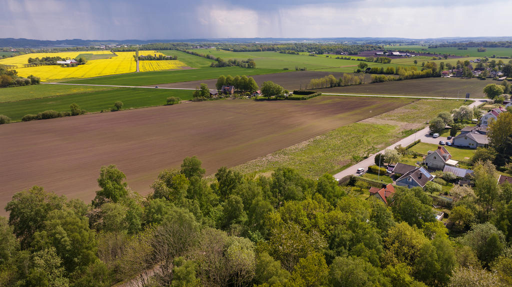 Nära till landet. Långås ligger ca 10 km ifrån Falkenbergs centrum. Här bor ca 500–600 invånare och orten har bland annat en mindre grundskola och lokal service såsom en välskött, liten livsmedelsaffär med cateringverksamhet, pizzeria osv. Sammanfattningsvis är Långås en liten, lugn bostadsort