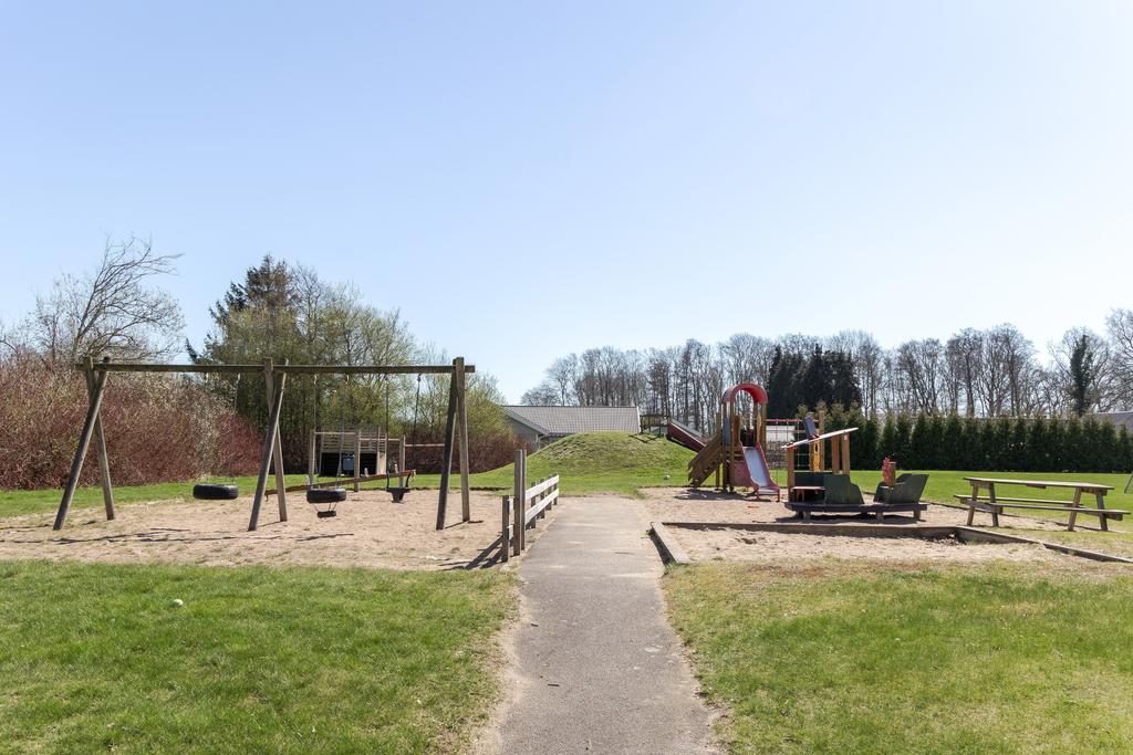 Lekplatsen strax utanför huset