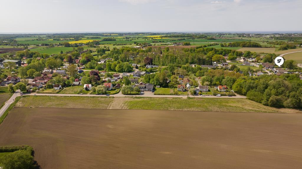 Vy över Långås samhälle. Villan ligger i den norra delen. 