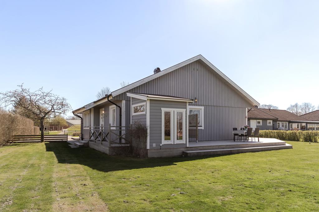 Fasad mot norr- fristående bastubyggnad