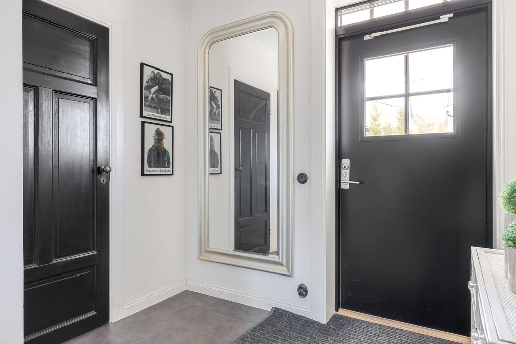 Fin entréhall med ingång till walk in closet. 