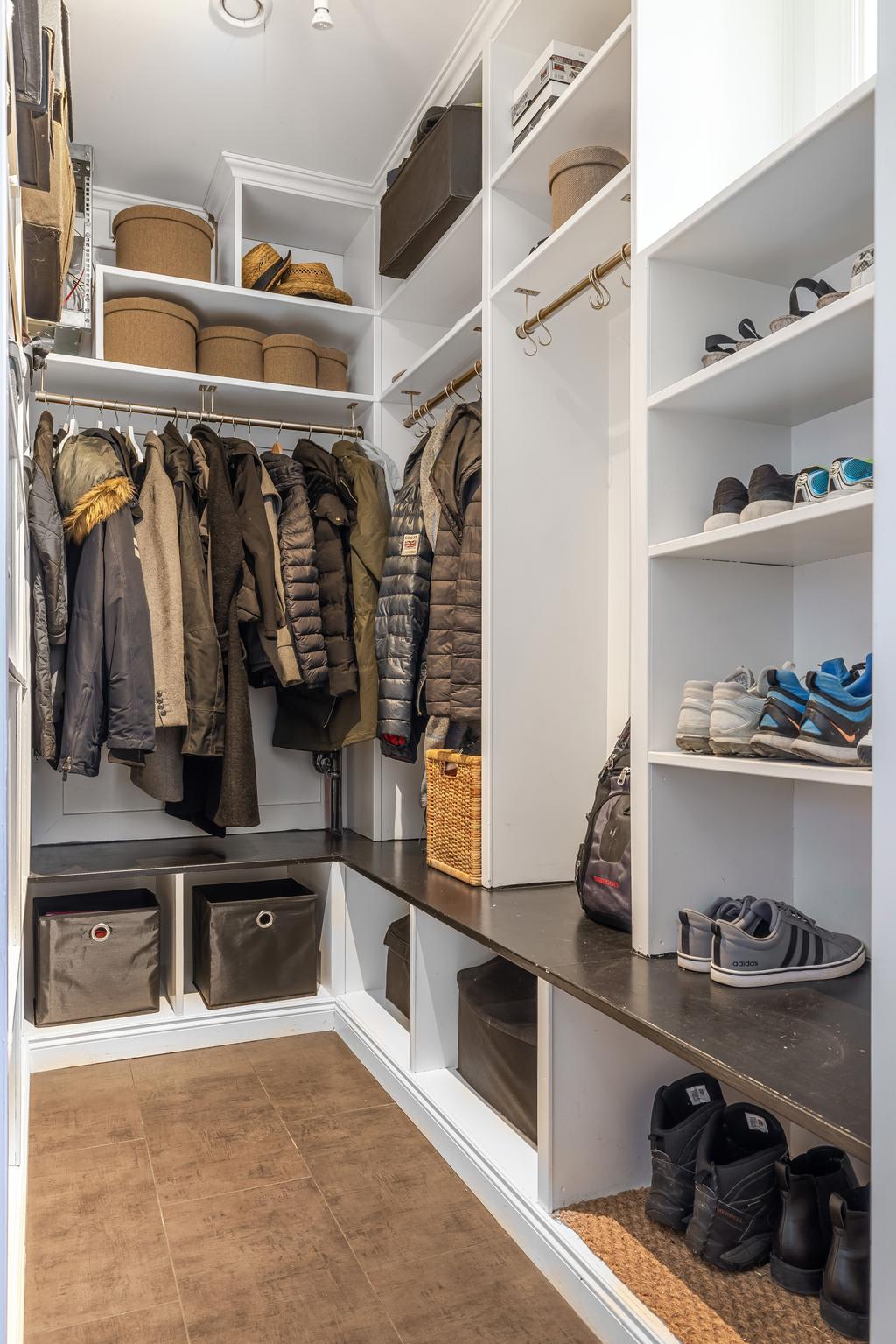 Rymlig och praktisk innanför entrén. 