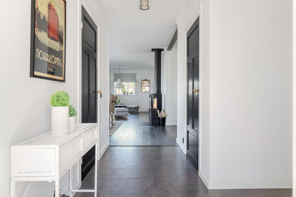 Massiva dörrar med eleganta trycken.