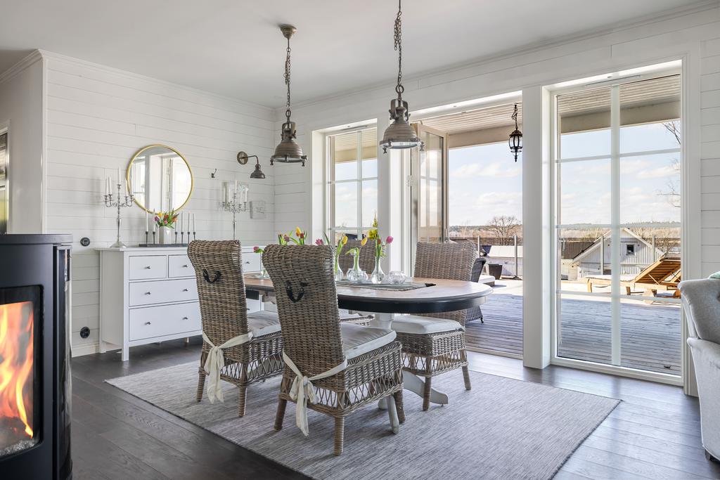 Stort fönsterparti och pardörrar ut till en underbar altan om ca 100 kvm. 