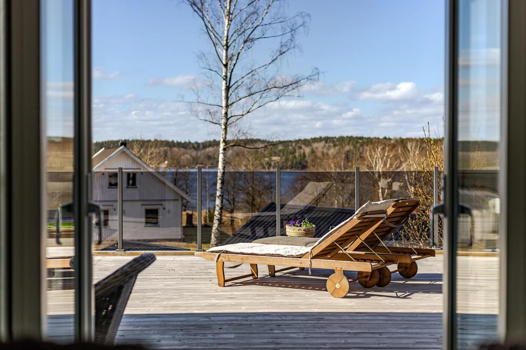 Med glasräcket ser du Glan även från solstolen eller jacuzzin.  