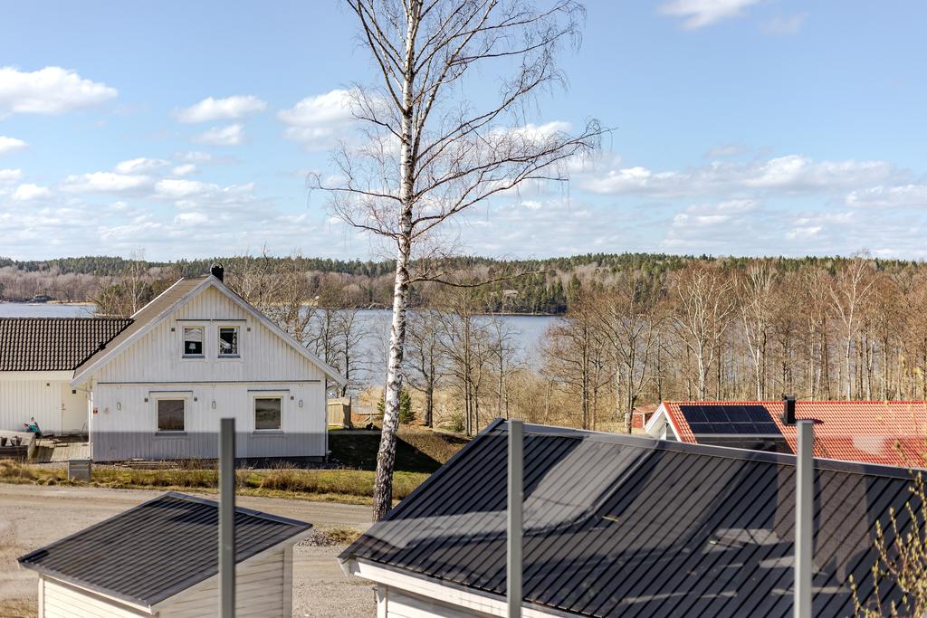 Nära till bad på sommaren och skridskor en kall vinter. 