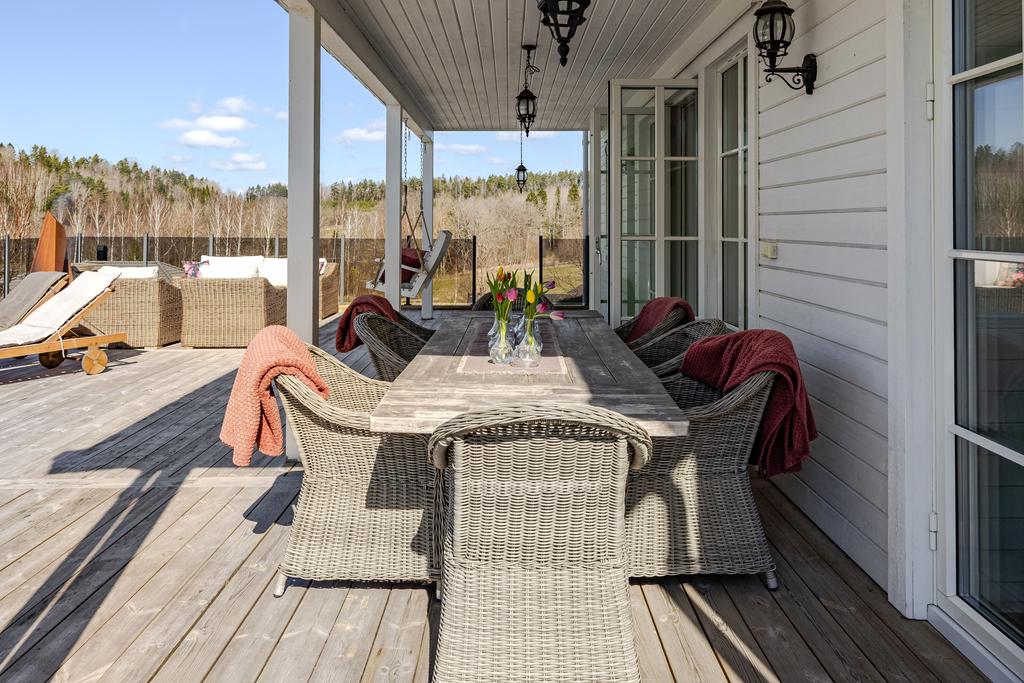 Praktiskt med en del av altanen under tak. 