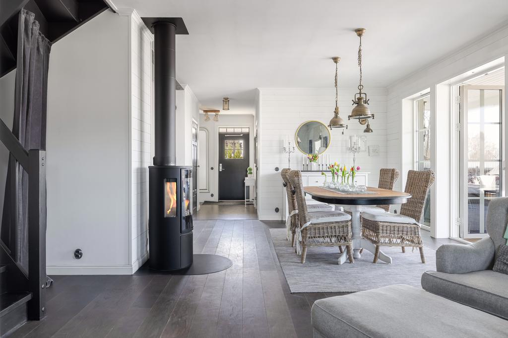 2,60 i takhöjd och golvvärme på entréplan. 