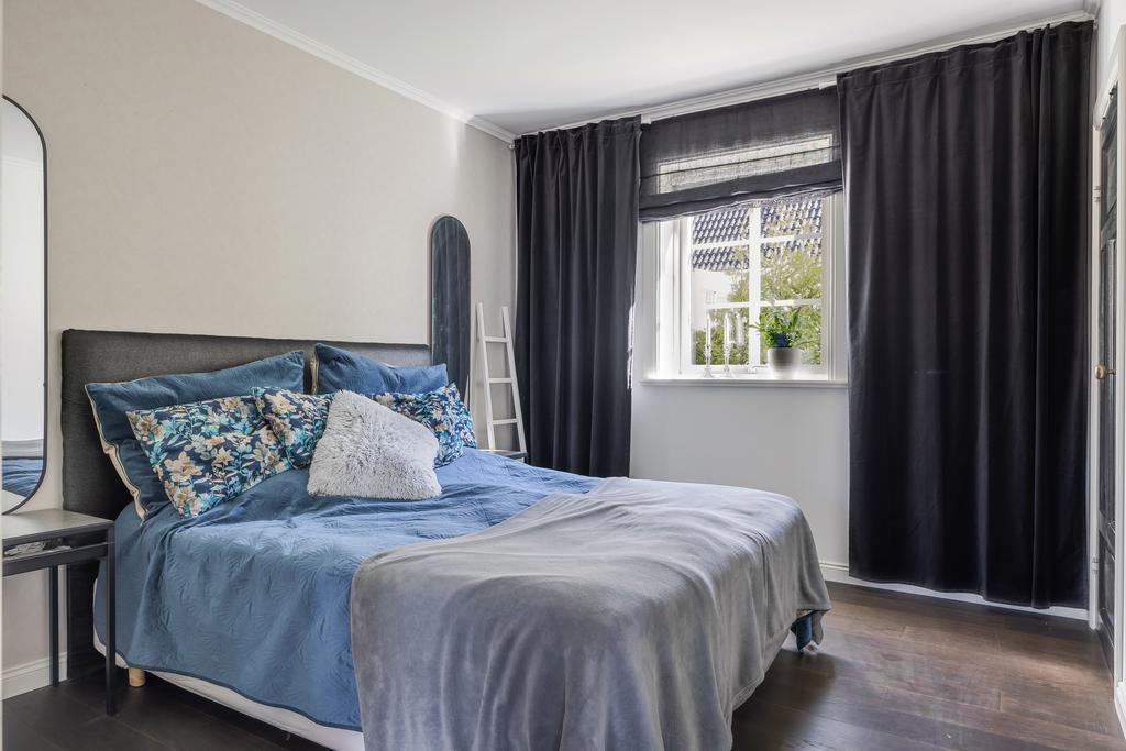 Sovrum innanför vardagsrummet. Ingång till egen klädkammare. 