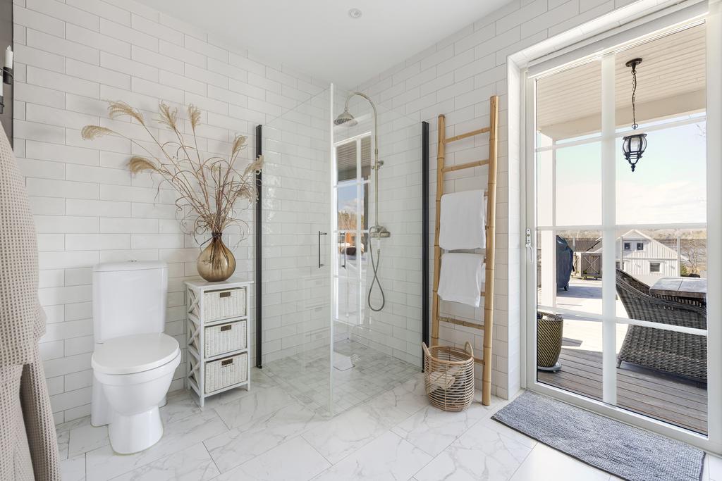 Snyggt duschrum med direkt access till altanen och jacuzzin. 