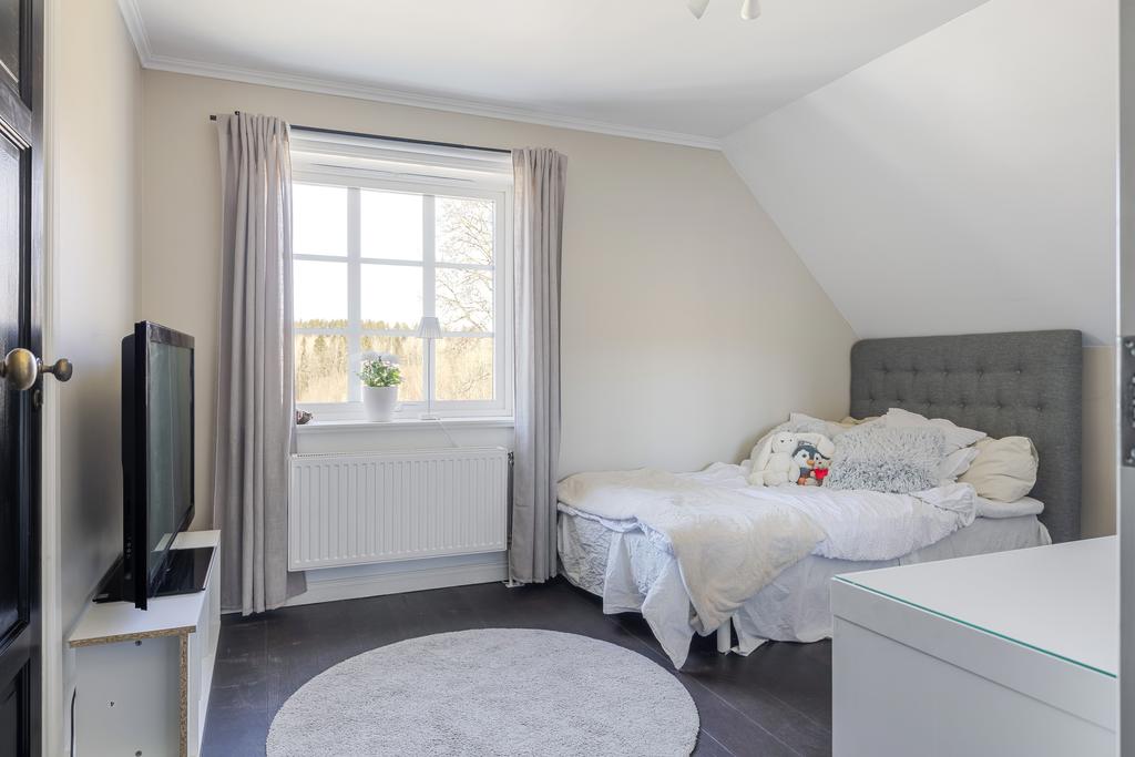 Sovrum med egen klädkammare. 