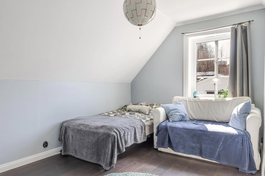 Sovrum med en garderob. 