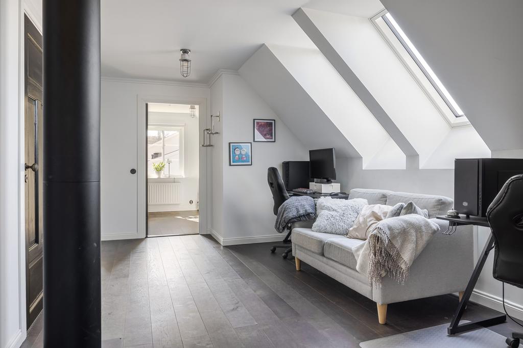 Allrum på övre plan med två takfönster. 