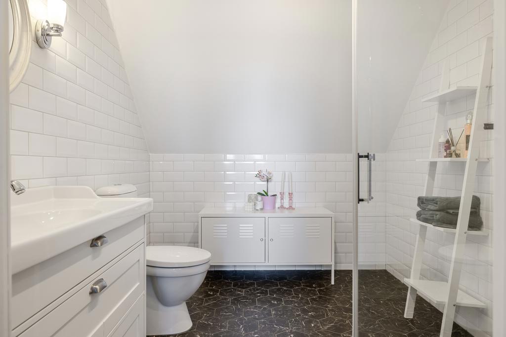 Helkaklat duschrum. Duschplats med glasväggar. 