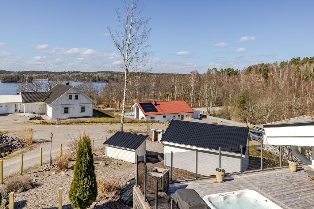 Läget är högt och fritt. En bit upp från vägen gör det också lugnt och tyst.