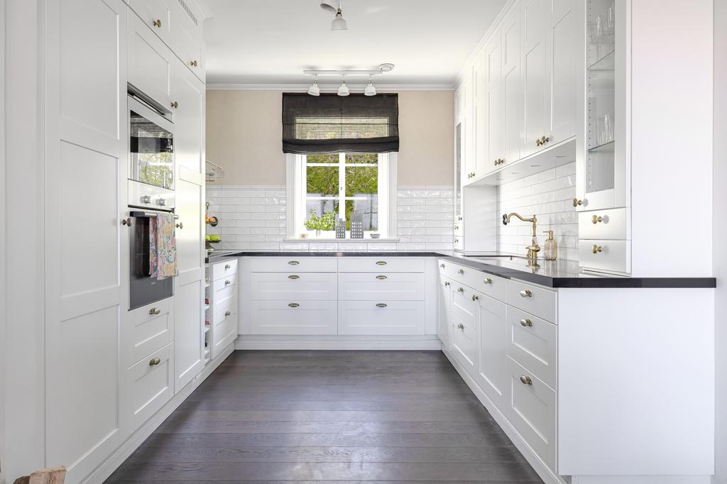 Smakfullt kök från Ballingslöv med bänkskivor i sten.