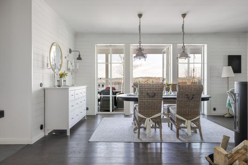 Kök och matplats i öppen planlösning. Fina plankgolv från Rappgo (oljad ek). 