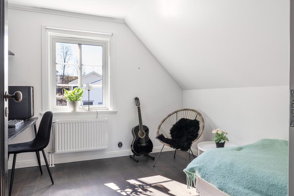 Sovrum med en garderob. 