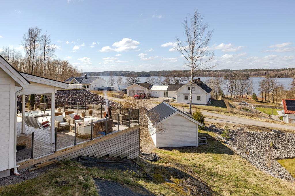 Carport och förråd för cyklar och trädgårdsredskap ligger nedanför huset. Laddbox finns. 