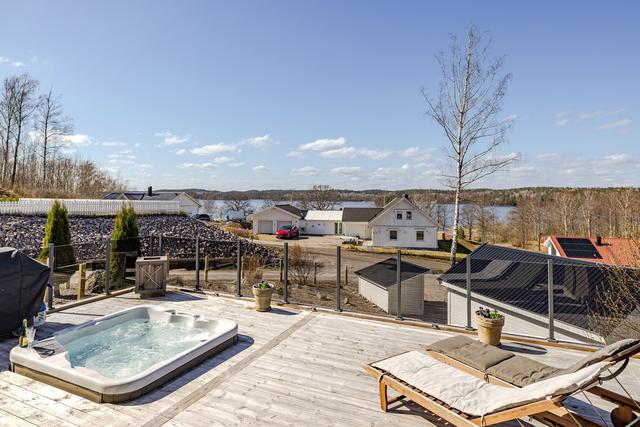 Altan om ca 100 kvm med fin utsikt mot Glan!