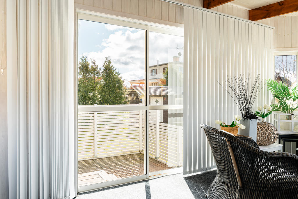 Inglasad altan mot uteplatsen 