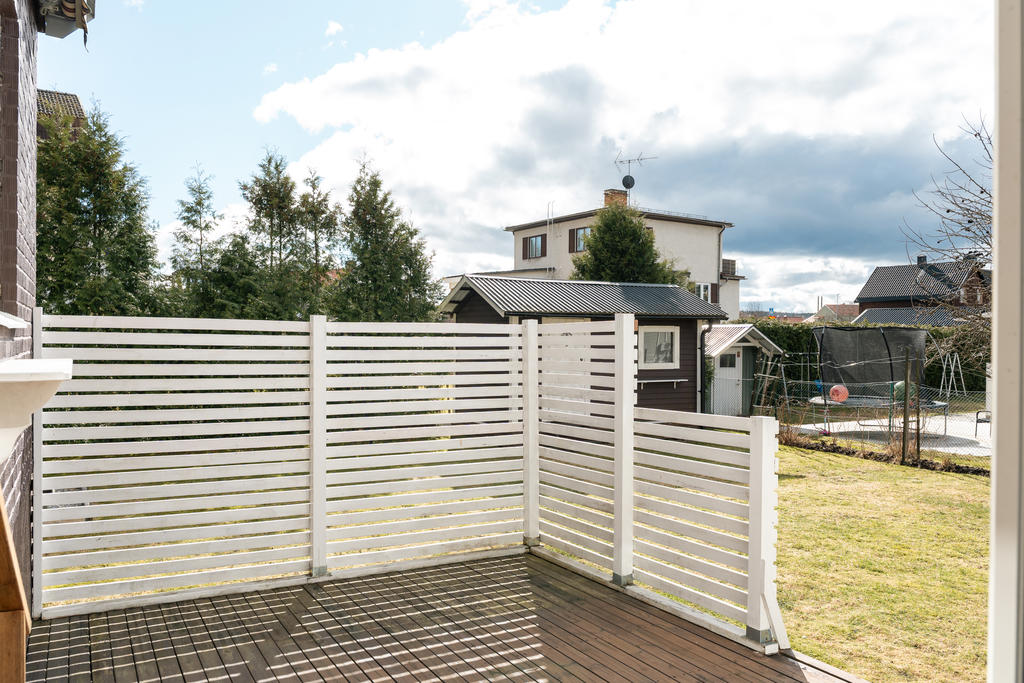 Uteplats mot trädgården 