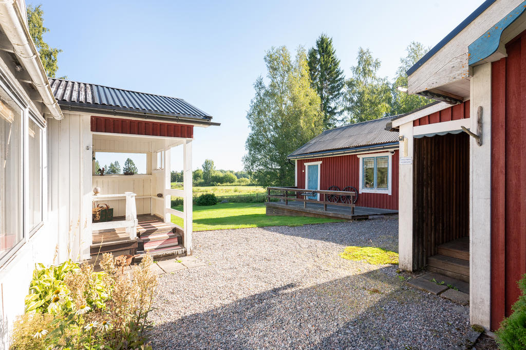 Gäststuga till höger